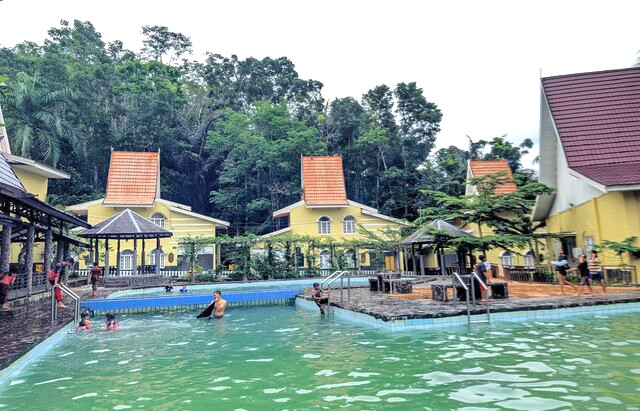 Pengunjung menikmati objek wisata mata air panas Tanuhi yang merupakan salah satu Situs Geopark Meratus  di Hulu Sungai Selatan (HSS), Kalimantan Selatan. [Nazir Tech/dispar.kalselprov.go.id]