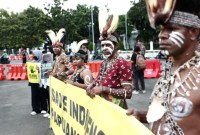 Perwakilan masyarakat adat Suku Awyu, Papua, saat demonstrasi di depan Istana Negara, Jakarta, Kamis (11/5/2023). [CNN Indonesia/Andry Novelino]