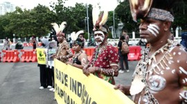 Perwakilan masyarakat adat Suku Awyu, Papua, saat demonstrasi di depan Istana Negara, Jakarta, Kamis (11/5/2023). [CNN Indonesia/Andry Novelino]