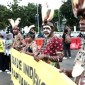 Perwakilan masyarakat adat Suku Awyu, Papua, saat demonstrasi di depan Istana Negara, Jakarta, Kamis (11/5/2023). [CNN Indonesia/Andry Novelino]