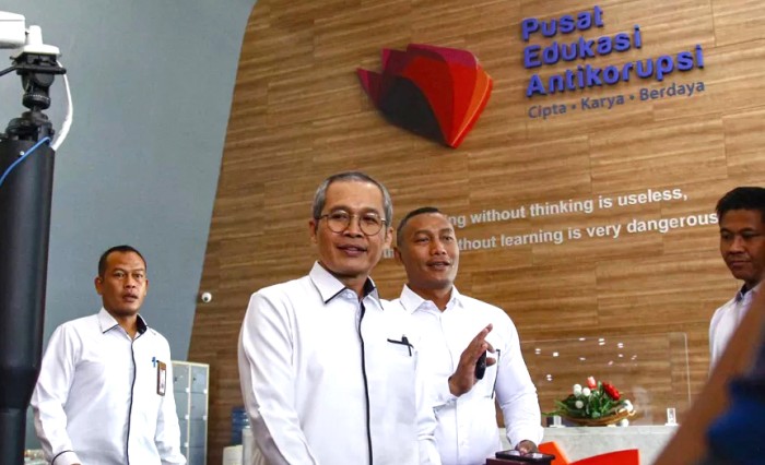 Wakil Ketua KPK Alexander Marwata usai diperiksa Dewan Pengawas (Dewas) KPK terkait kasus Nurul Ghufron mutasi pegawai Kementan di Gedung Pusat Edukasi, Senin (6/5/2024). [JawaPos/Salman T]