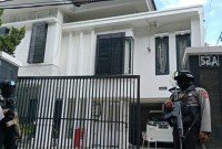 Anggota Polisi berjaga didepan rumah saudara eks Mentan, Syahrul Yasin Limpo di Makassar, Kamis (16/5/2024). [CNN Indonesia/Ilham]