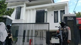 Anggota Polisi berjaga didepan rumah saudara eks Mentan, Syahrul Yasin Limpo di Makassar, Kamis (16/5/2024). [CNN Indonesia/Ilham]