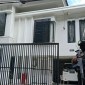 Anggota Polisi berjaga didepan rumah saudara eks Mentan, Syahrul Yasin Limpo di Makassar, Kamis (16/5/2024). [CNN Indonesia/Ilham]