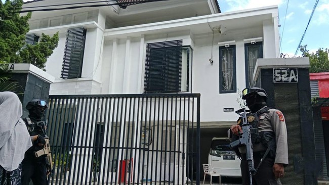 Anggota Polisi berjaga didepan rumah saudara eks Mentan, Syahrul Yasin Limpo di Makassar, Kamis (16/5/2024). [CNN Indonesia/Ilham]