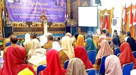 Kepala Dinas Pendidikan Kabupaten Barito Utara Syahmiludin A Surapat memberikan sambutan pada peringatan puncak Hari Pendidikan Nasional 2024 di Muara Teweh, Senin (20/5/2024). [ANTARA/Dokumen Pribadi]