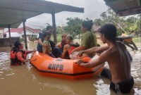 Petugas BPBD Barito Utara melakukan evakuasi sejumlah warga yang terdampak banjir di kawasan Jalan Belakang Bappeda Muara Teweh, Minggu (12/5/2024). [ANTARA/HO-BPBD Barito Utara]