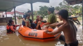 Petugas BPBD Barito Utara melakukan evakuasi sejumlah warga yang terdampak banjir di kawasan Jalan Belakang Bappeda Muara Teweh, Minggu (12/5/2024). [ANTARA/HO-BPBD Barito Utara]