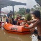 Petugas BPBD Barito Utara melakukan evakuasi sejumlah warga yang terdampak banjir di kawasan Jalan Belakang Bappeda Muara Teweh, Minggu (12/5/2024). [ANTARA/HO-BPBD Barito Utara]
