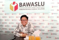 Ketua Bawaslu Hasnan Fauzan, di Kantor Bawaslu, Kandangan, Hulu Sungai Selatan, Kalimantan Selatan, Kamis (30/5/2024).​​​​​​​ [Antara/Fathur]
