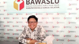 Ketua Bawaslu Hasnan Fauzan, di Kantor Bawaslu, Kandangan, Hulu Sungai Selatan, Kalimantan Selatan, Kamis (30/5/2024).​​​​​​​ [Antara/Fathur]
