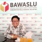 Ketua Bawaslu Hasnan Fauzan, di Kantor Bawaslu, Kandangan, Hulu Sungai Selatan, Kalimantan Selatan, Kamis (30/5/2024).​​​​​​​ [Antara/Fathur]
