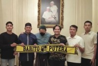 Pelatih Barito Putera Rahmad Darmawan (3 dari kiri) dan CEO Barito Putera Hasnuryadi (4 dari kanan) bersama empat pemain berfoto bersama setelah penandatangan kontrak baru di Jakarta, Kamis (23/5/2024). (SuarIndonesia/ANTARA/HO-Barito Putera)