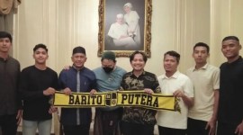 Pelatih Barito Putera Rahmad Darmawan (3 dari kiri) dan CEO Barito Putera Hasnuryadi (4 dari kanan) bersama empat pemain berfoto bersama setelah penandatangan kontrak baru di Jakarta, Kamis (23/5/2024). (SuarIndonesia/ANTARA/HO-Barito Putera)