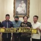 Pelatih Barito Putera Rahmad Darmawan (3 dari kiri) dan CEO Barito Putera Hasnuryadi (4 dari kanan) bersama empat pemain berfoto bersama setelah penandatangan kontrak baru di Jakarta, Kamis (23/5/2024). (SuarIndonesia/ANTARA/HO-Barito Putera)