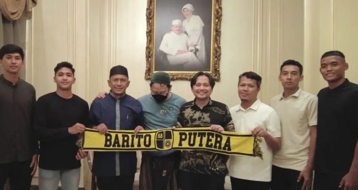 Pelatih Barito Putera Rahmad Darmawan (3 dari kiri) dan CEO Barito Putera Hasnuryadi (4 dari kanan) bersama empat pemain berfoto bersama setelah penandatangan kontrak baru di Jakarta, Kamis (23/5/2024). (SuarIndonesia/ANTARA/HO-Barito Putera)