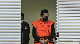 Bupati Sidoarjo Gus Muhdlor Resmi Ditahan KPK sebagai tersangka dalam kasus korupsi, Selasa (7/5/2025). [CNNIndonesia/Ryan HS]