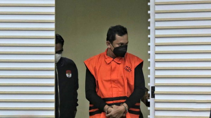 Bupati Sidoarjo Gus Muhdlor Resmi Ditahan KPK sebagai tersangka dalam kasus korupsi, Selasa (7/5/2025). [CNNIndonesia/Ryan HS]