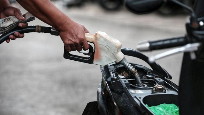 Jokowi mengatakan perubahan harga BBM pada 1 Juni nanti bergantung pada kondisi keuangan negara, kenaikan harga minyak dan dampaknya ke masyarakat. [CNN Indonesia/Andry N]