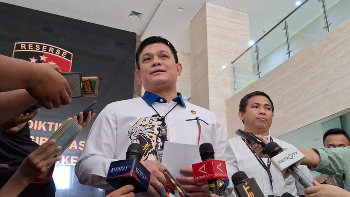 Dirreskrimsus Polda Metro Jaya, Kombes Ade Safri Simanjuntak, menegaskan bahwa kasus dugaan pemerasan dengan tersangka mantan Ketua KPK, Firli Bahuri, masih berproses. [detikcom/Rumondang]