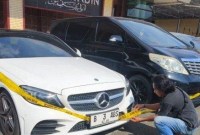 penyidik Dit Reskrimum (Direktorat Reserse Kriminal Umum) Kepolsian Daerah  Kalimantan Selatan (Polda Kalsel) menyita sejumlah mobil mewah milik tersangka Fitrian Noor alias FN (27). (SuarIndonesia/Ist)