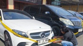 penyidik Dit Reskrimum (Direktorat Reserse Kriminal Umum) Kepolsian Daerah  Kalimantan Selatan (Polda Kalsel) menyita sejumlah mobil mewah milik tersangka Fitrian Noor alias FN (27). (SuarIndonesia/Ist)