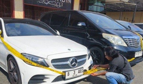 penyidik Dit Reskrimum (Direktorat Reserse Kriminal Umum) Kepolsian Daerah  Kalimantan Selatan (Polda Kalsel) menyita sejumlah mobil mewah milik tersangka Fitrian Noor alias FN (27). (SuarIndonesia/Ist)