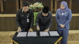 Penyerahan Hasil Rekomendasi DPRD Terhadap Laporan Pertanggungjawaban (LKPj) Gubernur Kalsel Tahun Anggaran 2023 dilangsungkan pada Rapat Paripurna, Kamis (2/5/2024) (SuarIndonesia/Ist)