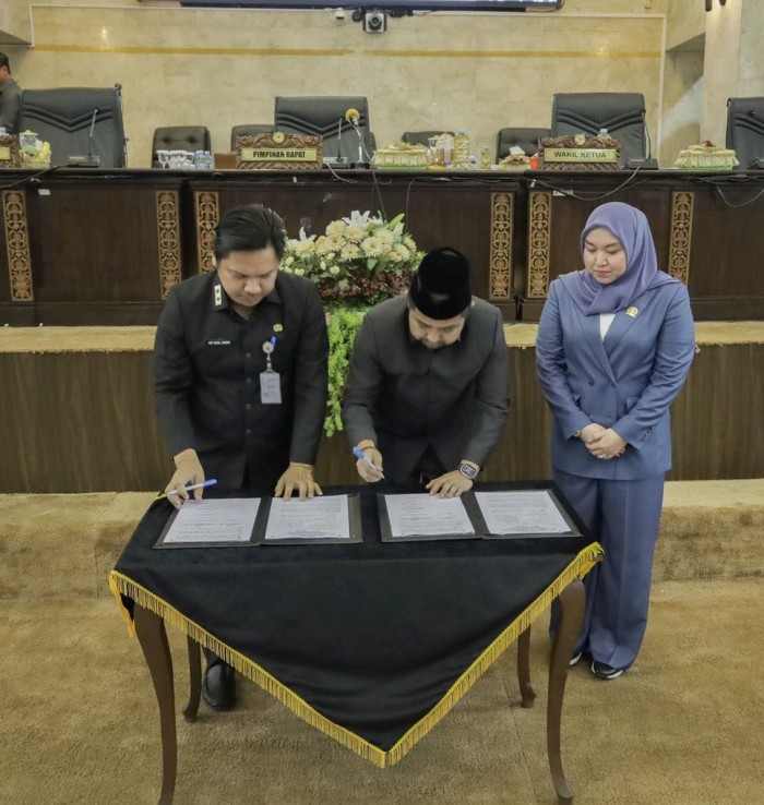 Penyerahan Hasil Rekomendasi DPRD Terhadap Laporan Pertanggungjawaban (LKPj) Gubernur Kalsel Tahun Anggaran 2023 dilangsungkan pada Rapat Paripurna, Kamis (2/5/2024) (SuarIndonesia/Ist)