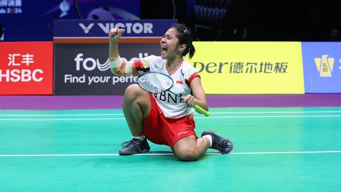 Ester Nurumi Tri Wardoyo menjadi penentu kemenangan Indonesia melawan Thailand setelah menang dramatis 19-21, 21-19, 21-19 dalam 83 menit atas Supanida Katethong. [PBSI]