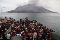 Ratusan warga berada di atas geladak KRI Kakap-811 saat dievakuasi di Pelabuhan Tagulandang, Kabupaten Kepulauan Sitaro, Sulawesi Utara, Rabu (1/5/2024). [ANTARA FOTO/ANDRI SAPUTRA]