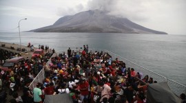 Ratusan warga berada di atas geladak KRI Kakap-811 saat dievakuasi di Pelabuhan Tagulandang, Kabupaten Kepulauan Sitaro, Sulawesi Utara, Rabu (1/5/2024). [ANTARA FOTO/ANDRI SAPUTRA]