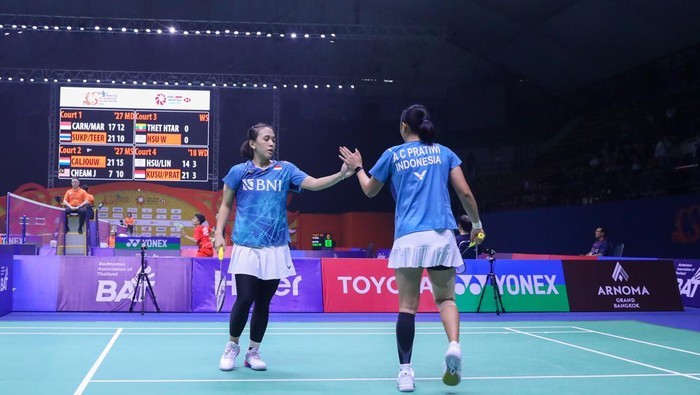Febriana Dwipuji Kusuma/Amalia Cahaya Pratiwi melangkah ke semifinal Thailand Open 2024. Ana/Tiwi menang dua gim langsung 21-16, 21-12 di perempatfinal menyingkirkan ganda putri Chinese Taipei, Chang Ching Hui/Yang Ching Tun di Nimibutr Stadium, Bangkok, Jumat (17/5/2024) sore WIB. [PBSI]