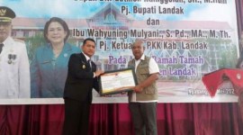 Deputi Bidang Logistik dan Peralatan BNPB RI Lilik Kurniawan menyerahkan dana oprasional penanganan banjir kepada Pj Bupati Landak Gutmen Nainggolan untuk membantu masyarakat terdampak banjir di Kabupaten Landak, Selasa (28/5/2024). [ANTARA/HO-Satgas Informasi BPBD Kalbar]