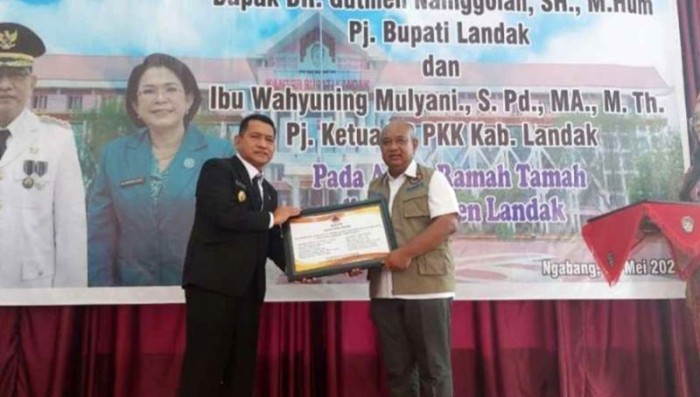 Deputi Bidang Logistik dan Peralatan BNPB RI Lilik Kurniawan menyerahkan dana oprasional penanganan banjir kepada Pj Bupati Landak Gutmen Nainggolan untuk membantu masyarakat terdampak banjir di Kabupaten Landak, Selasa (28/5/2024). [ANTARA/HO-Satgas Informasi BPBD Kalbar]