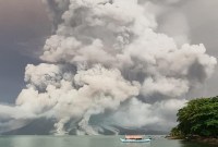 Tim SAR mengerahkan tiga kapal untuk mengevakuasi warga yang terkena dampak erupsi Gunung Ruang sejak Selasa (30/4/2024) kemarin. [AFP/STR]
