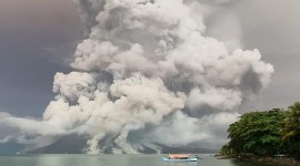 Tim SAR mengerahkan tiga kapal untuk mengevakuasi warga yang terkena dampak erupsi Gunung Ruang sejak Selasa (30/4/2024) kemarin. [AFP/STR]
