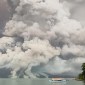 Tim SAR mengerahkan tiga kapal untuk mengevakuasi warga yang terkena dampak erupsi Gunung Ruang sejak Selasa (30/4/2024) kemarin. [AFP/STR]
