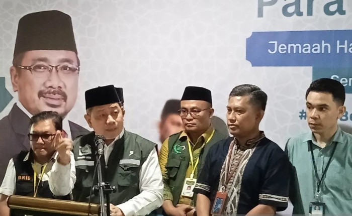 Kepala Kanwil Kemenag Kalsel Dr H Muhammad Tambrin saat menyampaikan keterangan keberangkatan haji Kloter 01 tahun 2024 di Asrama Haji di Kota Banjarbaru, Sabtu (11/5/2024). (SuarIndonesia/ANTARA/Sukarli)
