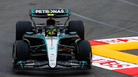 Lewis Hamilton memimpin sesi latihan bebas pembuka F1 GP Monako, di Monte Carlo, Jumat (24/5/2024), yang diganggu bendera merah. [Sam Bloxham/Motorsport Images]