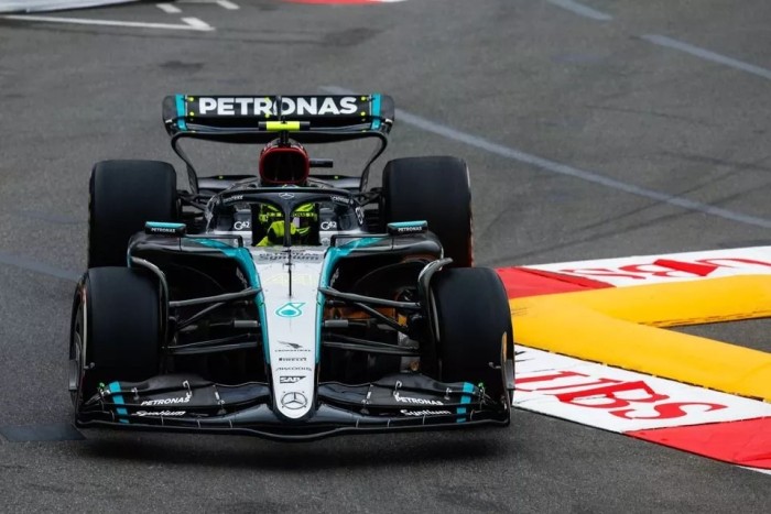 Lewis Hamilton memimpin sesi latihan bebas pembuka F1 GP Monako, di Monte Carlo, Jumat (24/5/2024), yang diganggu bendera merah. [Sam Bloxham/Motorsport Images]
