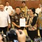 Terima hasil audit kerugian Negara dalam perkara korupsi komoditas timah, Rabu (29/5/2024) (SuarIndonesia/Ist),