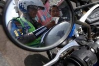 Ilustrasi  Petugas dengan surat tilang