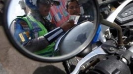 Ilustrasi  Petugas dengan surat tilang