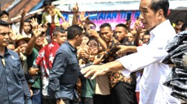 Presiden Joko Widodo (kanan) menyapa masyarakat saat mengunjungi Pasar Lawang Agung, Musi Rawas Utara (Muratara), Sumatera Selatan, Kamis (30/5/2024). [ANTARA FOTO/NOVA WAHYUDI] 