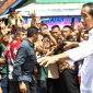 Presiden Joko Widodo (kanan) menyapa masyarakat saat mengunjungi Pasar Lawang Agung, Musi Rawas Utara (Muratara), Sumatera Selatan, Kamis (30/5/2024). [ANTARA FOTO/NOVA WAHYUDI] 