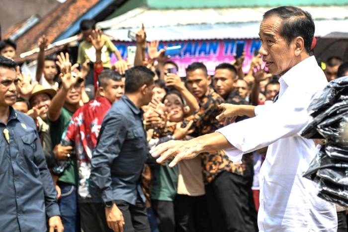 Presiden Joko Widodo (kanan) menyapa masyarakat saat mengunjungi Pasar Lawang Agung, Musi Rawas Utara (Muratara), Sumatera Selatan, Kamis (30/5/2024). [ANTARA FOTO/NOVA WAHYUDI] 
