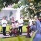 Presiden Jokowi dan cucunya Jan Ethes melihat warga yang antri menerima sembako di Istana Kepresidenan Yogyakarta atau Gedung Agung, Jumat (24/5) sore. [SuaraJogja/Putu Ayu P]