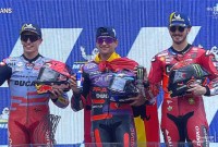 Podium pemenang MotoGP Prancis 2024 Jorge Martin (tengah) berhasil memenangkan juara 1 diikuti Marc Marquez (kiri) juara 2, dan Francesco Bagnaia juara 3, Minggu (12/5/2024). [Foto: Screenshot SkySport Live]