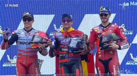 Podium pemenang MotoGP Prancis 2024 Jorge Martin (tengah) berhasil memenangkan juara 1 diikuti Marc Marquez (kiri) juara 2, dan Francesco Bagnaia juara 3, Minggu (12/5/2024). [Foto: Screenshot SkySport Live]